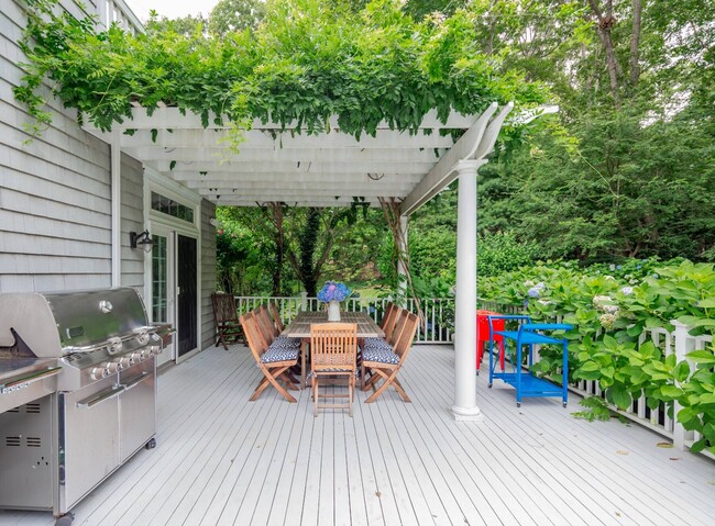 Building Photo - 6 Old School House Ln