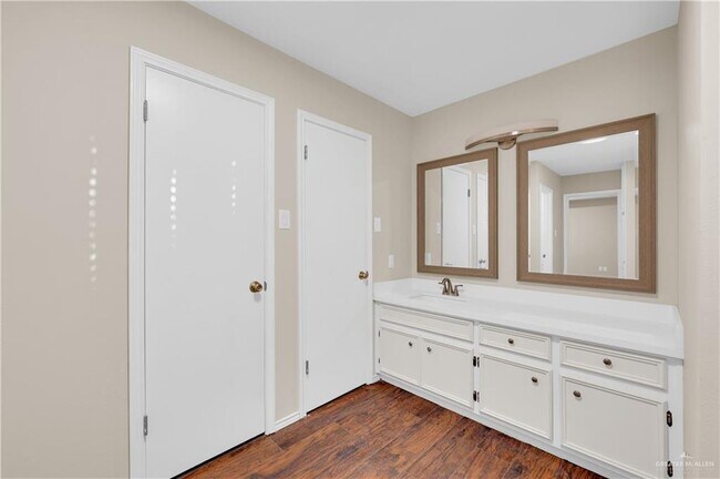 Building Photo - 14 S Casa Linda St