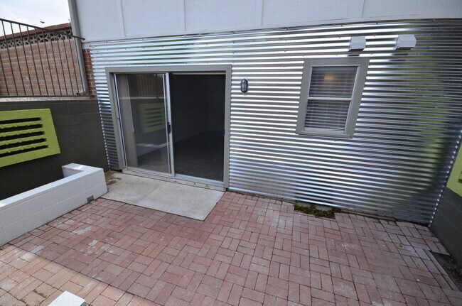 Building Photo - 614 N Medford Dr