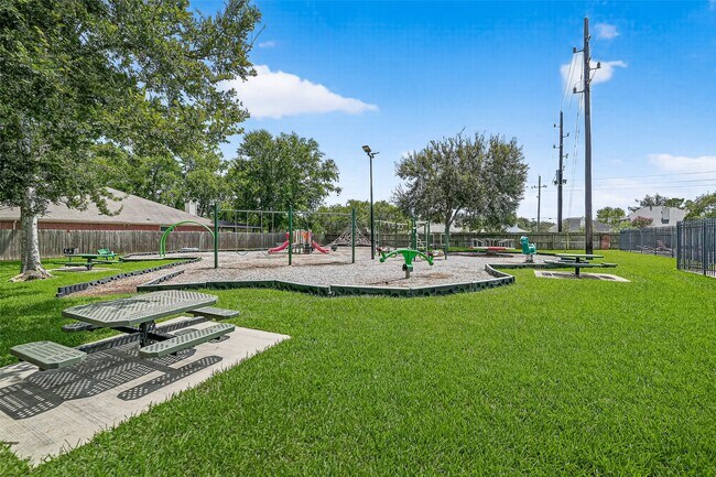 Building Photo - 17162 Summer Hollow Dr
