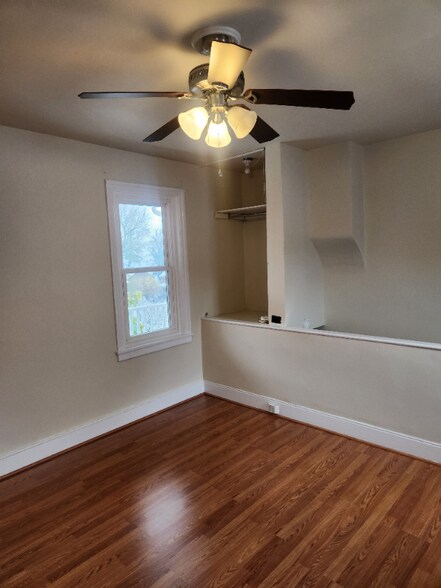 Building Photo - 119 S River St