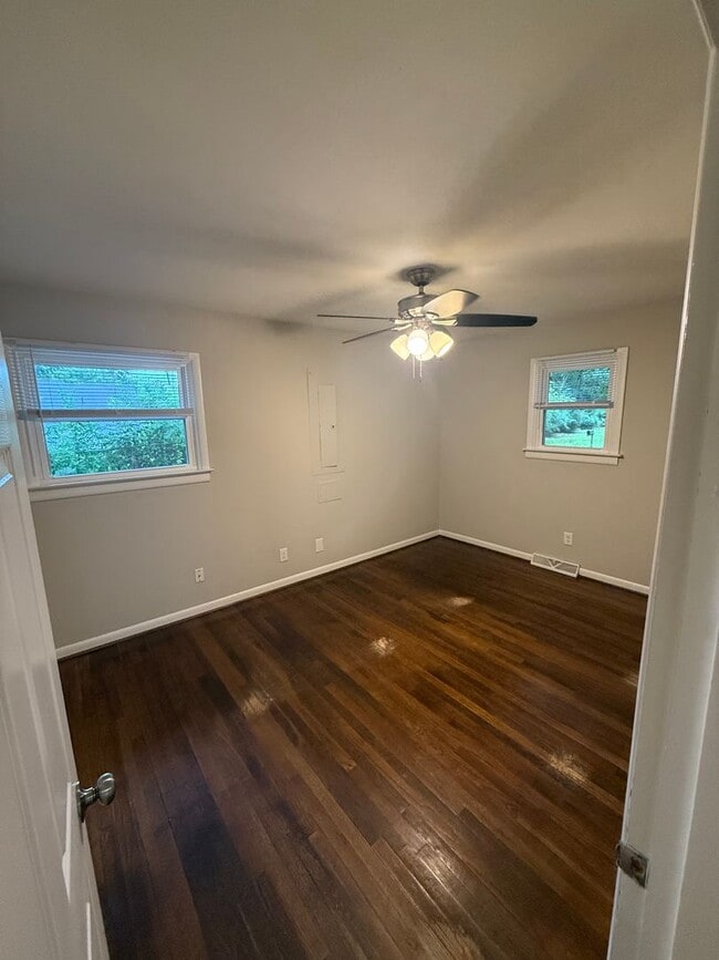 Building Photo - 3 bedroom 1.5 bath rancher