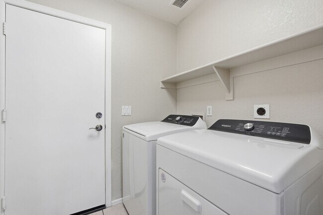 Building Photo - Three bedrooms PLUS Den! Ready to Move In