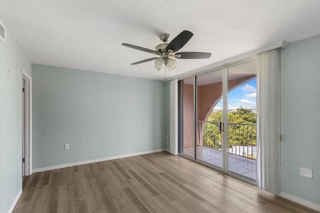 Building Photo - 3 Bedroom, 2 Bathroom Unfurnished Condo for a 1 year lease!