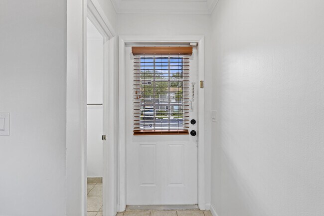 Building Photo - 814 Hill Dr