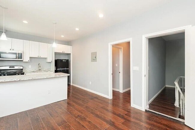 Building Photo - 705 8th St