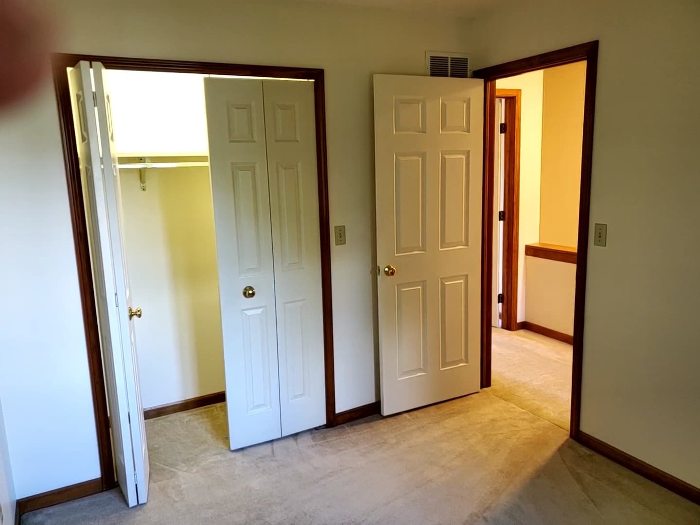 Closet & Landing - 915 E Mulberry St