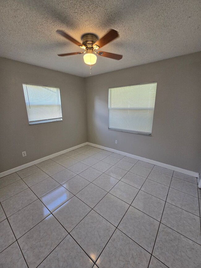 Building Photo - 2217 Villano Ave