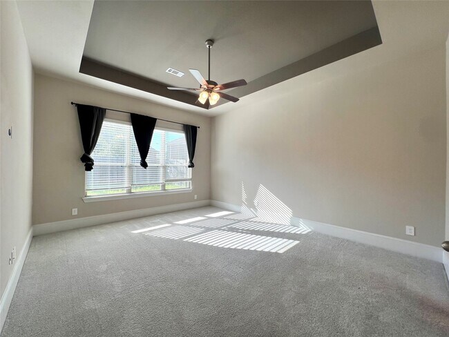 Building Photo - 15815 Sunlit Falls Dr