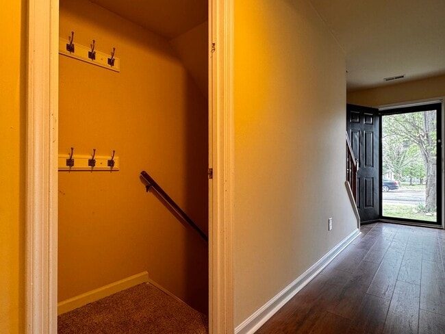 Building Photo - Briarwood Townhome close to NGIC and Hollymead Town Center!