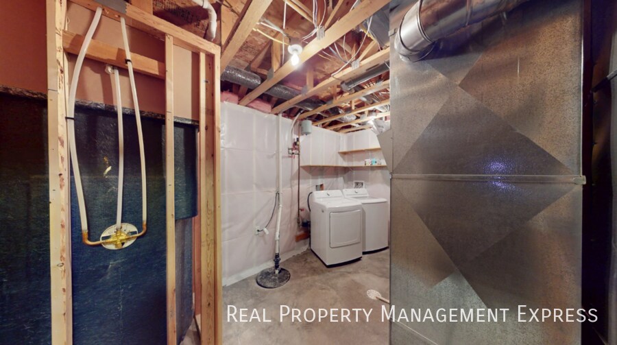 Building Photo - Modern 4 Bedroom 2 Bathroom Twin-Home in Tea