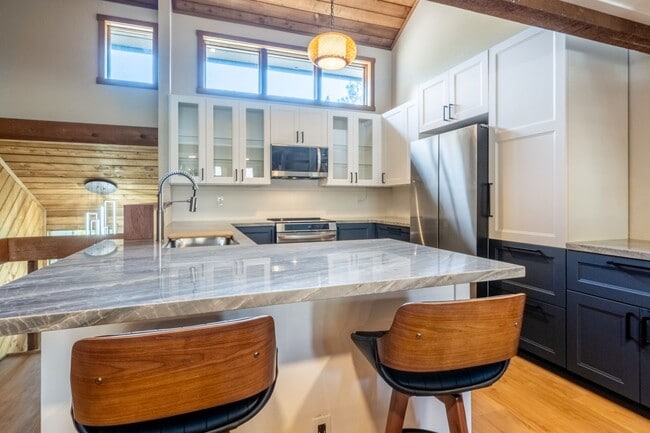 Building Photo - Spacious Snowcreek III Condo – Winter Rental