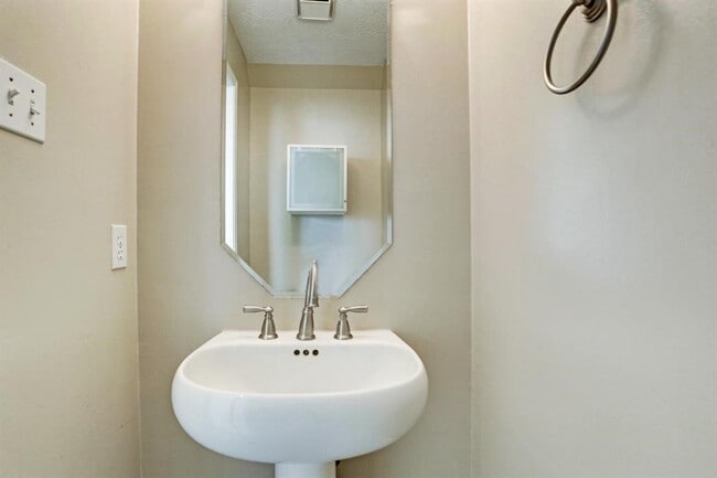 Building Photo - 23247 Diamond Knoll Ct