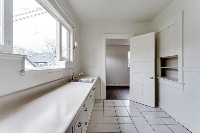 Building Photo - 4 Bedroom Ground Floor Apartment in Westside Neighborhood