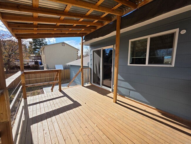 Building Photo - Beautiful 4 Bed, 2 Bath Home In The Heart Of Colorado Springs!!!