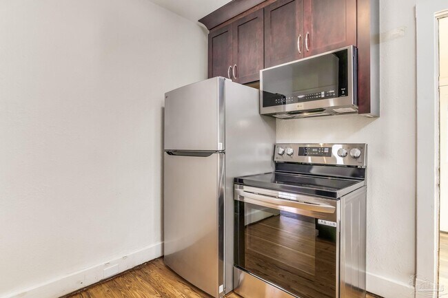 Building Photo - 1515 E Lakeview Ave