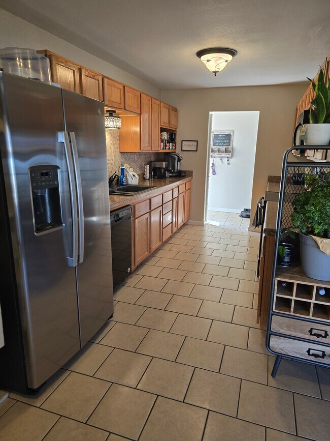 Building Photo - 1004 W Yucca Ave