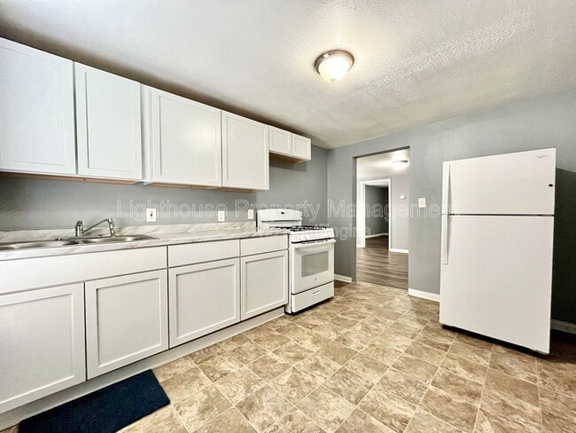 Building Photo - 273 E Forest Ave