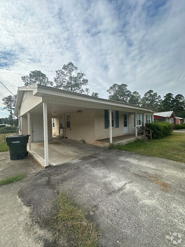 Building Photo - 3 Bed 1.5 Bath Brick Home For Rent