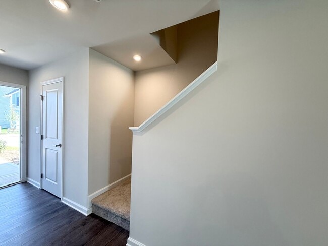 Building Photo - Modern 3-Bedroom Townhouse with Garage & P...