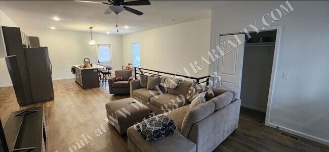 Building Photo - Like New Furnished Home in Lawrence Short Term Lease-Available NOW!!