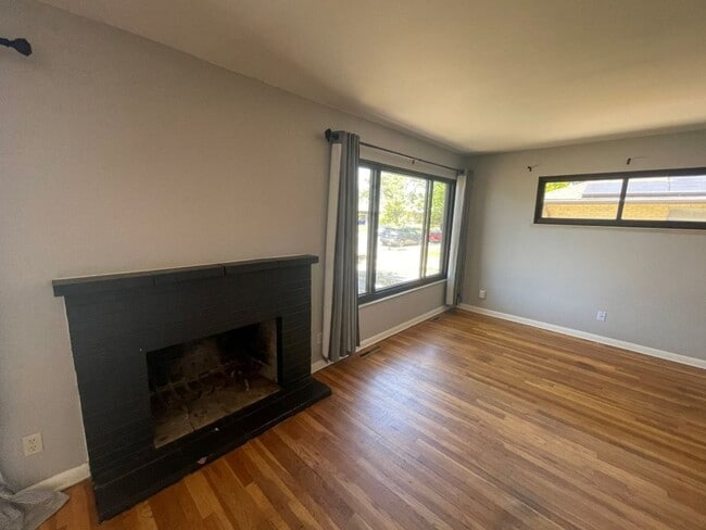 Building Photo - Spacious 3 bed/1 bath w/W/D and 2 car garage