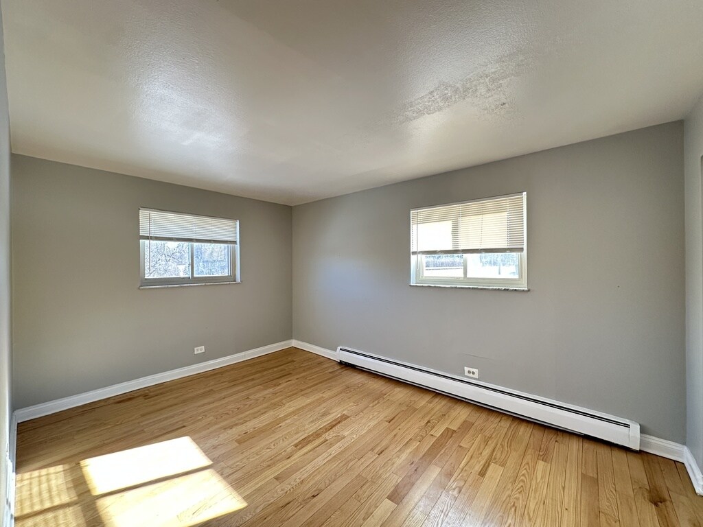 Building Photo - 1004 S River Rd