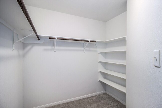 Building Photo - 406 Woodlake Dr