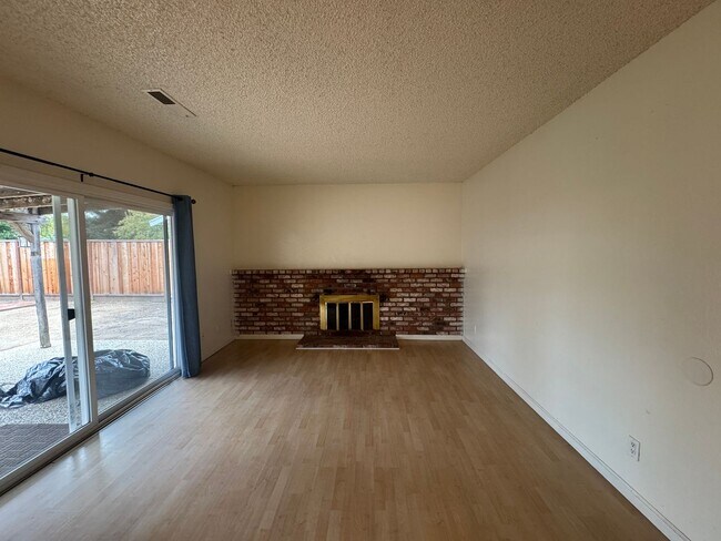 Building Photo - Beautiful Home in Great Neighborhood! Avai...