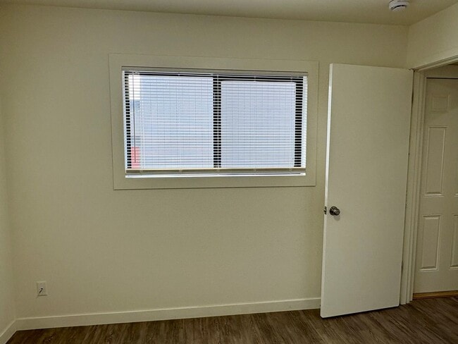 Building Photo - Darling Fully Remodeled Two Bedroom with G...