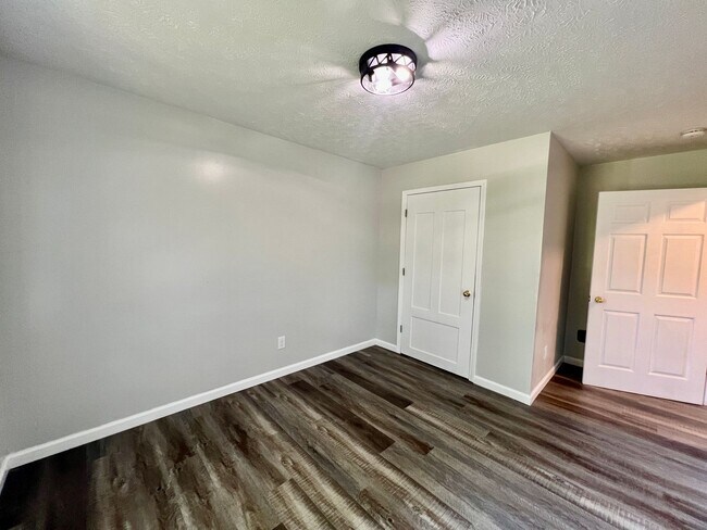 Building Photo - Renovated  3 bedrooms 1 full bath