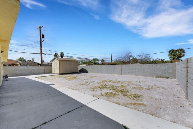 Building Photo - Remodeled 3 Bedroom