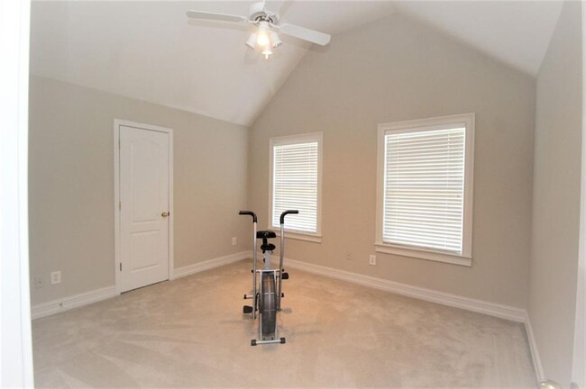 Building Photo - 1060 River Valley Dr