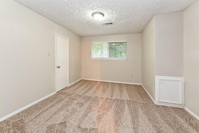 Building Photo - 16911 Memorial Oaks Ln