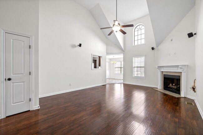 Building Photo - 526 Falkland Cir