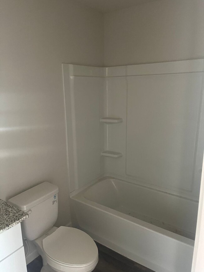 Building Photo - 2 weeks free rent with approved applicatio...