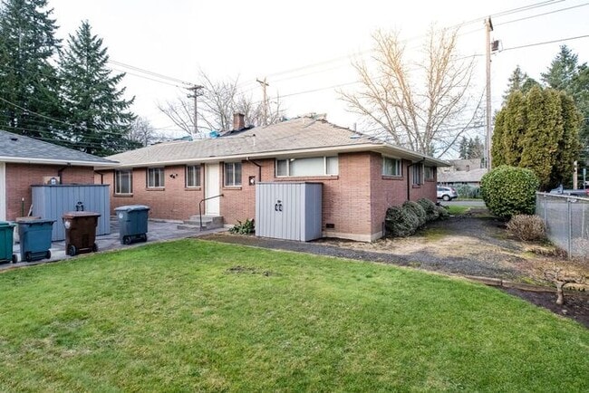 Building Photo - 3 Bedroom Single Level