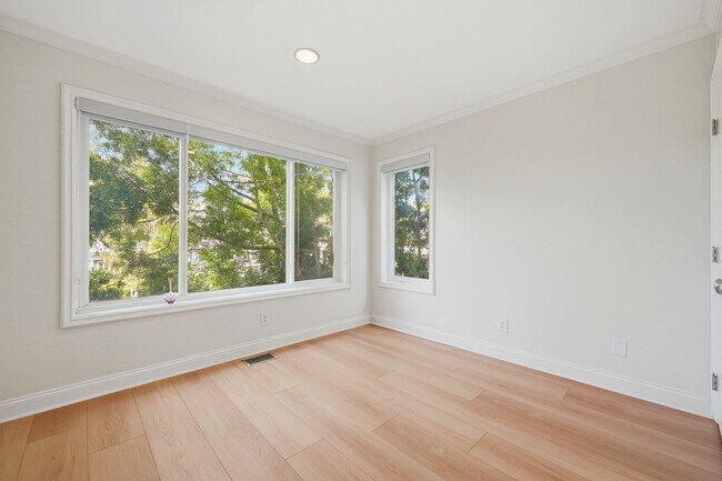 Building Photo - Premier Location in Corona Del Mar for 12-Month Lease