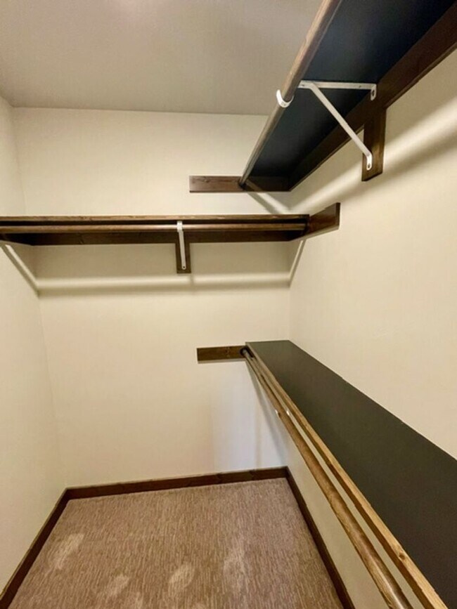 Building Photo - Townhouse - 3 Bedrooms 2 1/2 Bathrooms