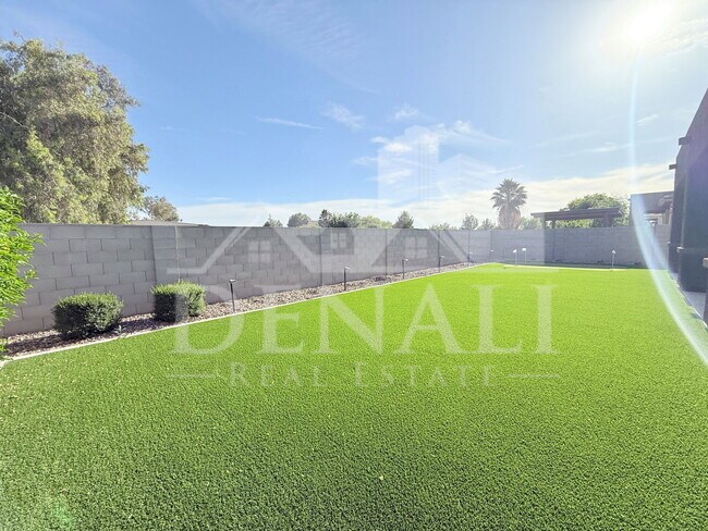 Building Photo - 1153 E Nolan Pl