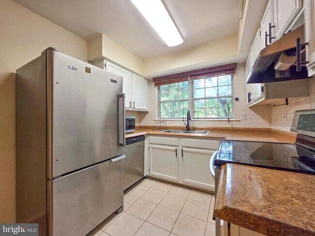Building Photo - 7758 New Providence Dr