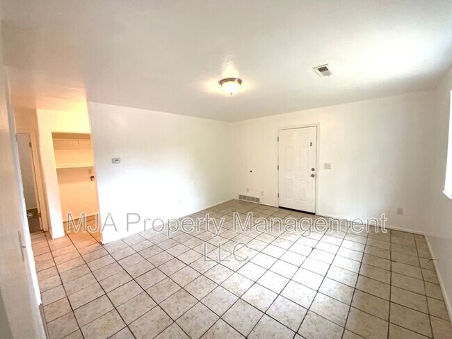 Building Photo - 2523 S Lakecrest Dr