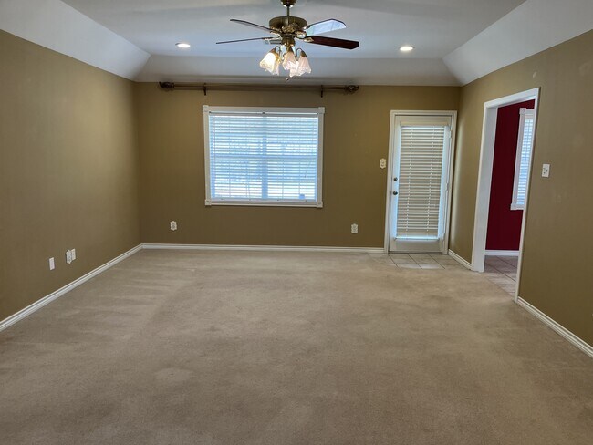 Building Photo - 302 Red Oak Ln