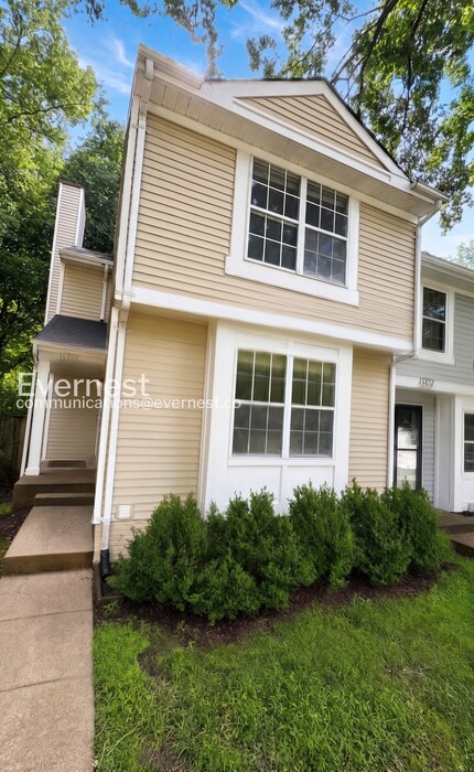 Building Photo - 3 Bed/3.5 Bath Townhome with Fenced Yard / Available Now!