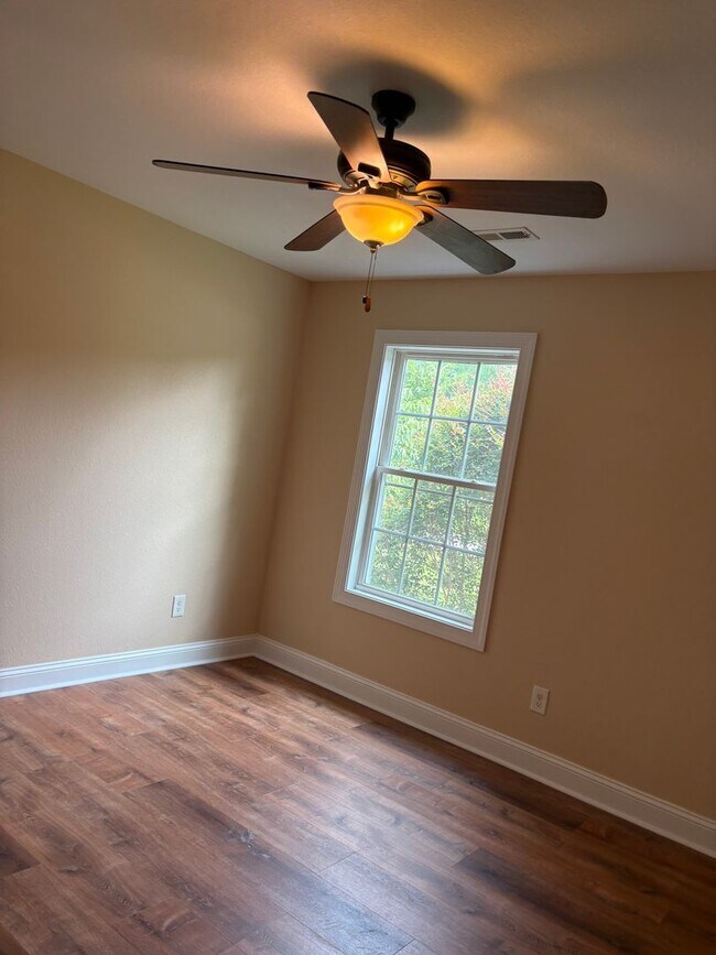 Building Photo - 124 Deerfield Ln