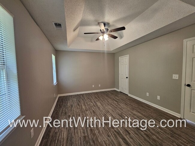 Building Photo - Gorgeous 5 bedroom/ 3 bath/ Upgrades Galor...