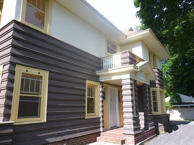 Building Photo - 464 Allen St