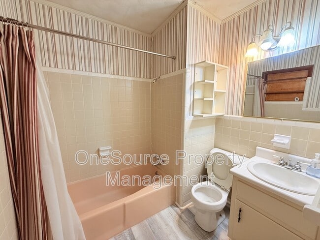 Building Photo - 656 S 11th St