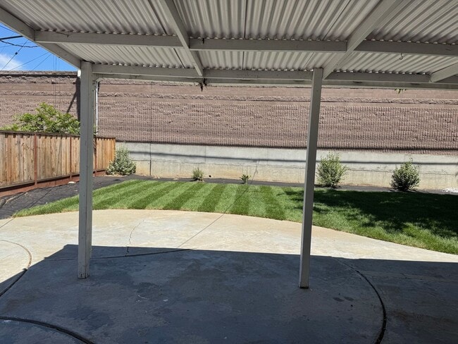 Building Photo - Remodeled 5 bedroom single level house - n...