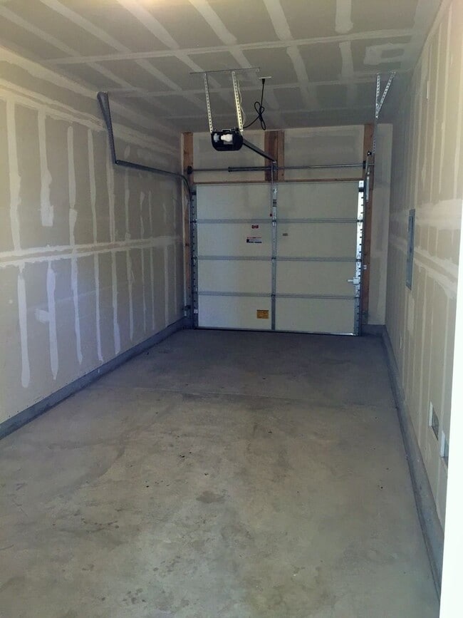 Building Photo - Gated community, 2 Br, 2 Ba, 1 car garage